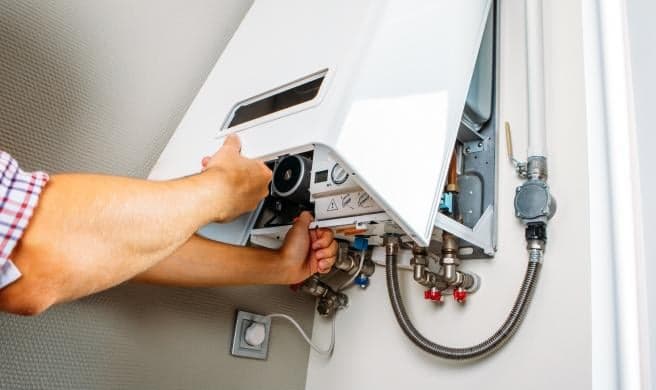 Loodgieter voert CV ketel onderhoud en servicebeurt uit