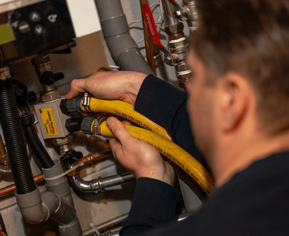 Loodgieter spoelt CV verwarmingssysteem door voor optimale werking