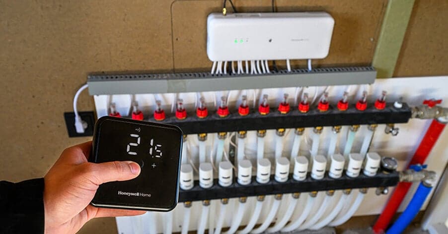 Loodgieter installeert slimme thermostaat voor energiebesparing