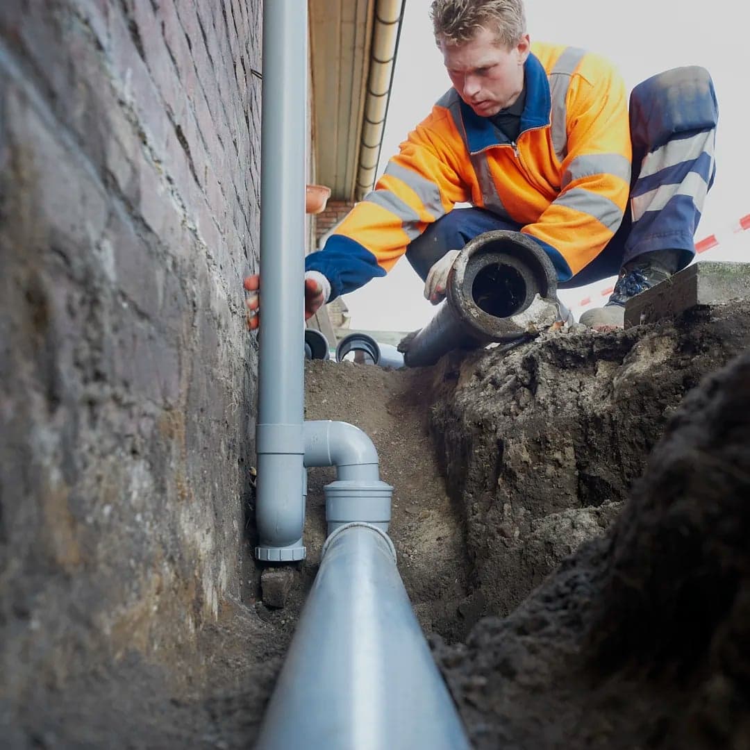 Loodgieter vernieuwt en vervangt afvoerleiding in woning