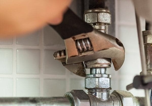 Loodgieter legt sanitair leidingwerk aan in badkamer