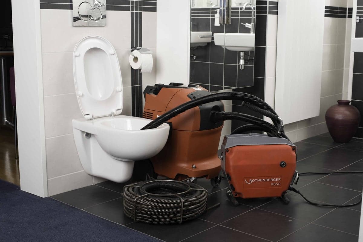 Loodgieter ontstopt badkamer afvoer en sifon