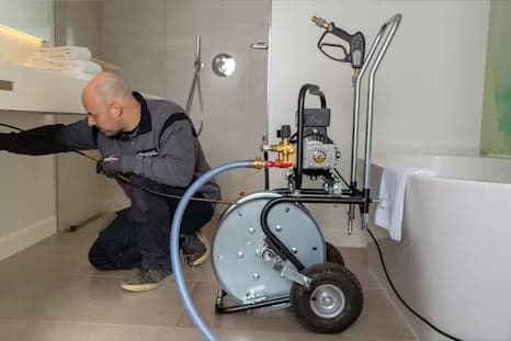 Loodgieter reinigt riool met hogedruk apparatuur